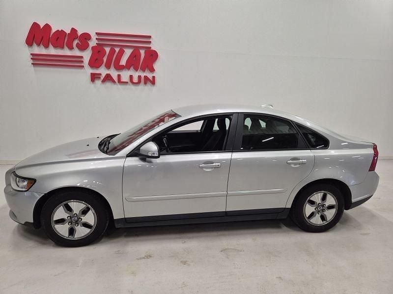 Ljusgrå Begagnad 2010 Volvo S40 Kinetic Sedan | 69 900 kr (Lite dyr) - Bild 1/4