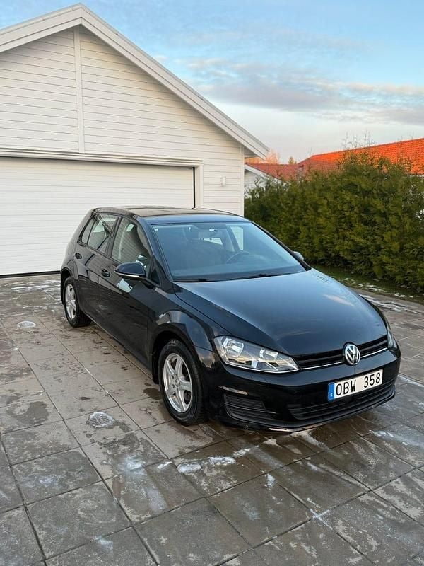 Svart Begagnad 2014 VW Golf VII Halvkombi | 142 000 kr (Marknadspris) - Bild 1/4