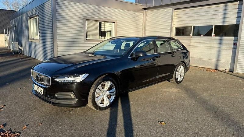 Svart Begagnad 2023 Volvo V90 Core Kombi | 320 000 kr (Marknadspris) - Bild 1/4