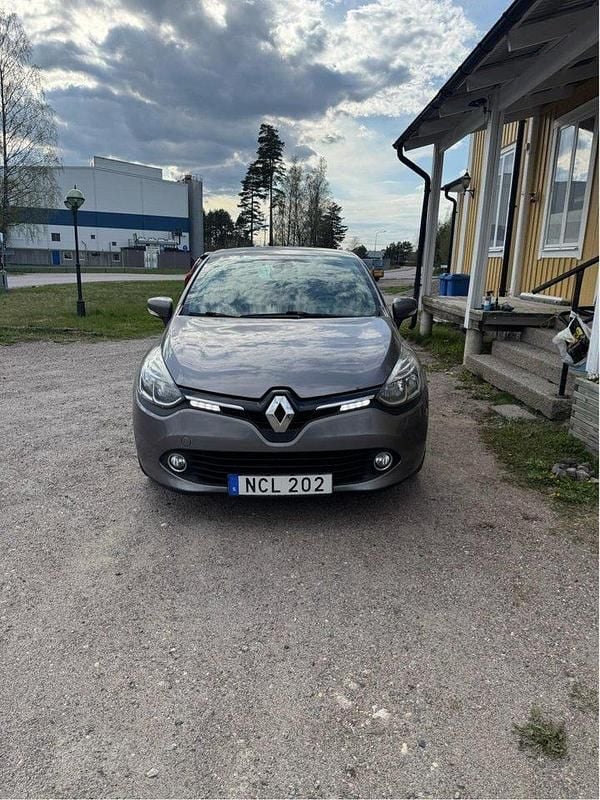 Grå Begagnad 2016 Renault Clio IV Halvkombi | 83 000 kr (Lite dyr) - Bild 1/4
