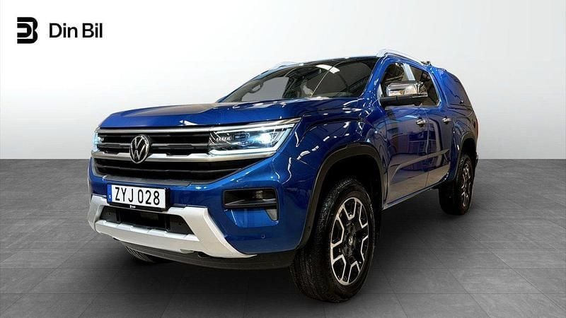 Mörkblå (blå) Begagnad 2023 VW Amarok Style Pickup | 669 900 kr (Marknadspris) - Bild 1/4