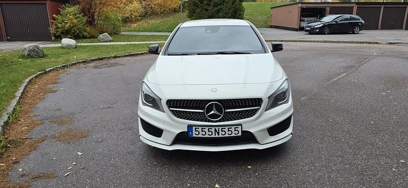 Vit Begagnad 2015 Mercedes CLA200 AMG Sportkupé | 174 900 kr (Marknadspris) - Bild 1/4