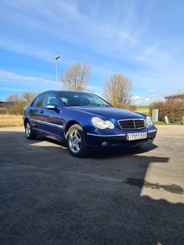 Blå Begagnad 2003 Mercedes C180 Sedan | 25 000 kr (Marknadspris) - Bild 1/4