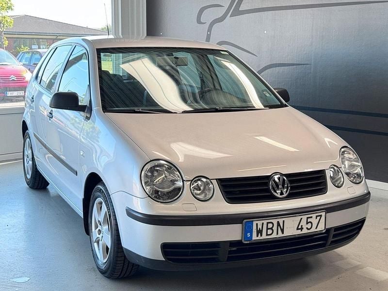 Silver Begagnad 2004 VW Polo Basis Halvkombi | 29 900 kr (Lite dyr) - Bild 1/3