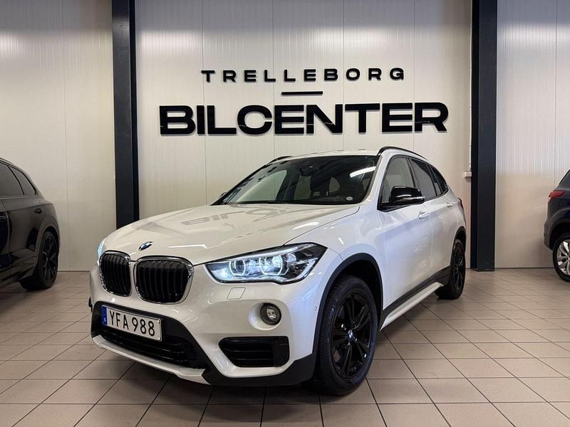 Vit Begagnad 2017 BMW X1 Sport Line SUV | 249 900 kr (Lite dyr) - Bild 1/4