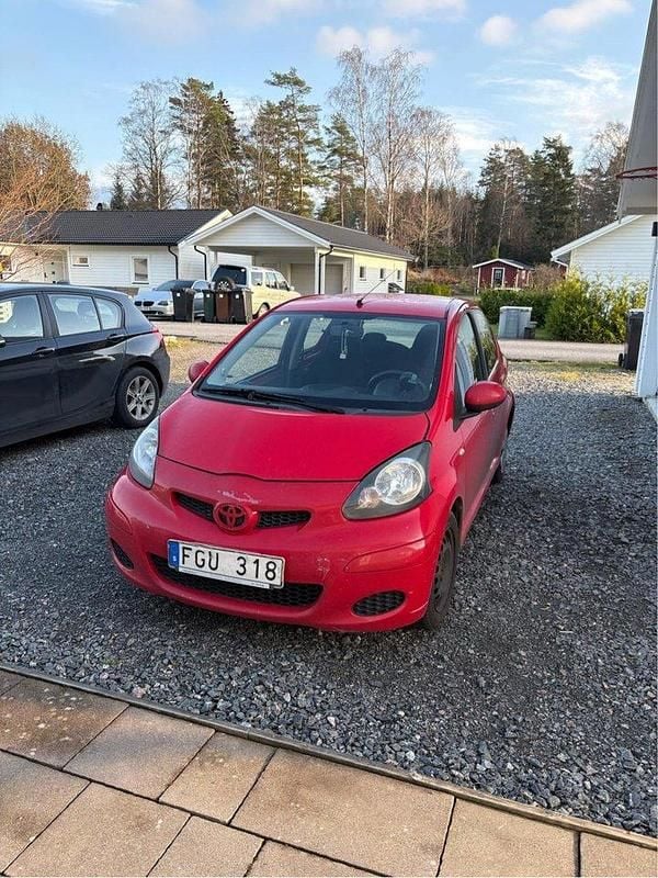 Röd Begagnad 2010 Toyota Aygo Halvkombi | 21 999 kr (Bra pris) - Bild 1/3