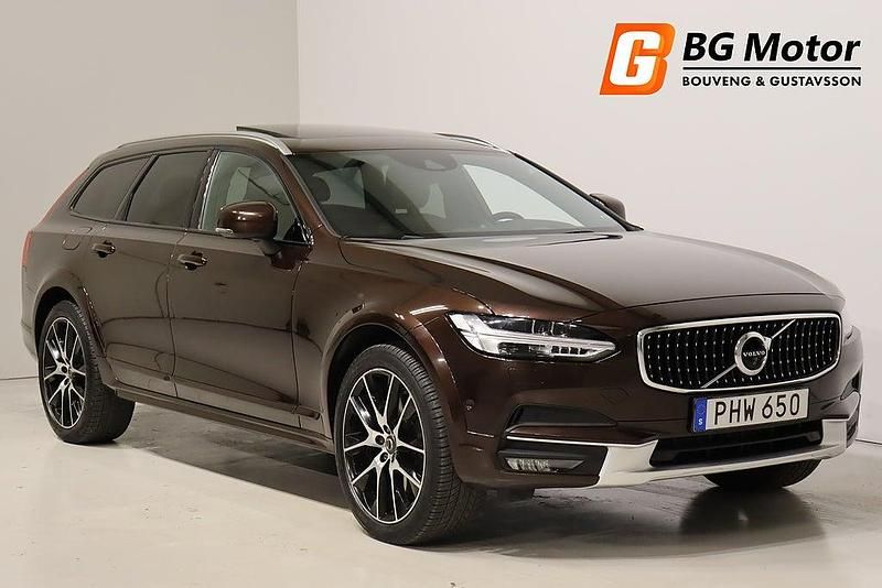 Mörkbrun Begagnad 2017 Volvo V90 CC Inscription Kombi | 324 800 kr (Marknadspris) - Bild 1/3