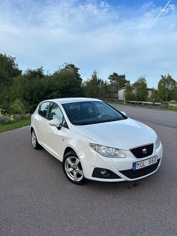 Vit Begagnad 2011 Seat Ibiza Style Halvkombi | 45 000 kr (Marknadspris) - Bild 1/4