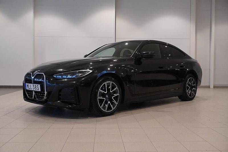 Svart Begagnad 2022 BMW i4 M Sport Sedan | 399 800 kr (Marknadspris) - Bild 1/4