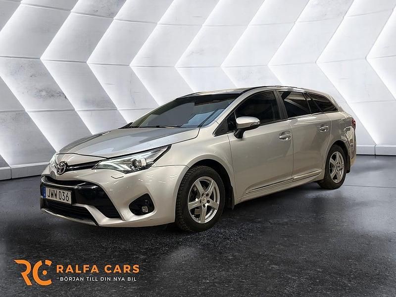Silver Begagnad 2015 Toyota Avensis Active Kombi | 129 800 kr (Marknadspris) - Bild 1/3