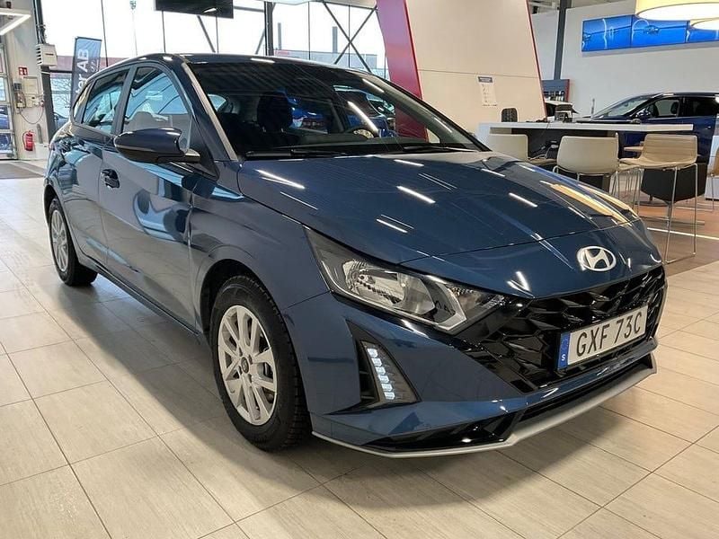 Begagnad Hyundai i20 Essential 101 HK (74 kW) 2024 Blåmetallic Halvkombi