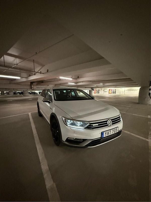 Vit Begagnad 2016 VW Passat Alltrack Kombi | 132 450 kr (Marknadspris) - Bild 1/4