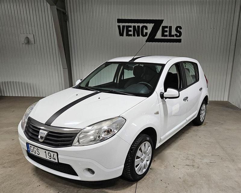 Vit Begagnad 2010 Dacia Sandero Ambiance Halvkombi | 27 000 kr (Marknadspris) - Bild 1/4