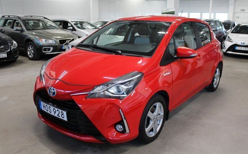 Röd Begagnad 2018 Toyota Yaris Hybrid Halvkombi | 115 000 kr (Bra pris) - Bild 1/3