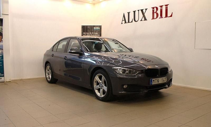Grå Begagnad 2012 BMW 320 Sedan | 114 900 kr (Superpris) - Bild 1/4