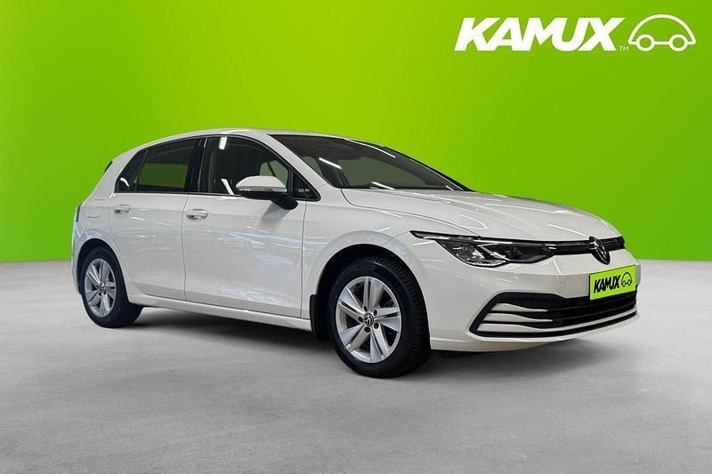 Vit Begagnad 2021 VW Golf VIII Halvkombi | 248 900 kr (Bra pris) - Bild 1/4