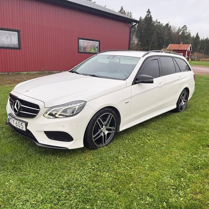 Vit Begagnad 2015 Mercedes E220 AMG Kombi | 169 500 kr (Dyr) - Bild 1/4