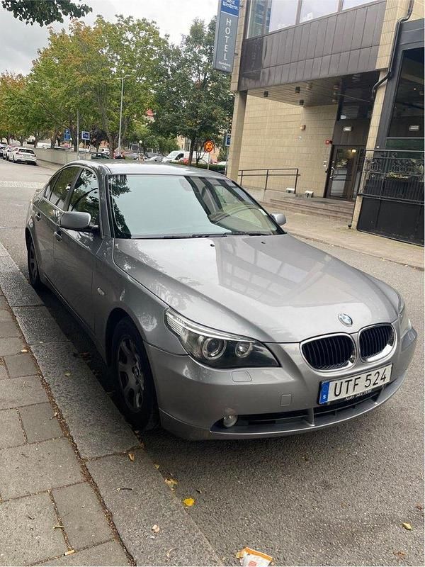 Grå Begagnad 2004 BMW 525 Sedan | 53 000 kr (Marknadspris) - Bild 1/4