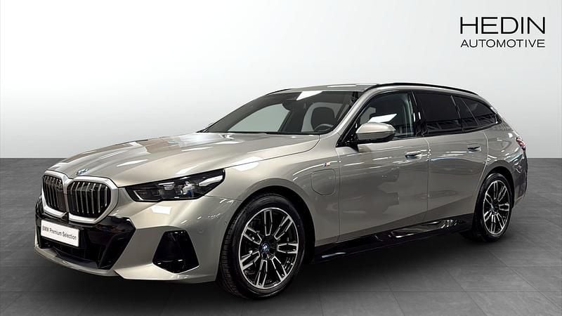 Begagnad 2024 BMW 530e Shadowline Kombi | 594 700 kr (Superpris) - Bild 1/4