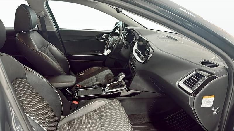 Begagnad Kia Ceed Advance 105 HK (77 kW) 2021 Grå Halvkombi