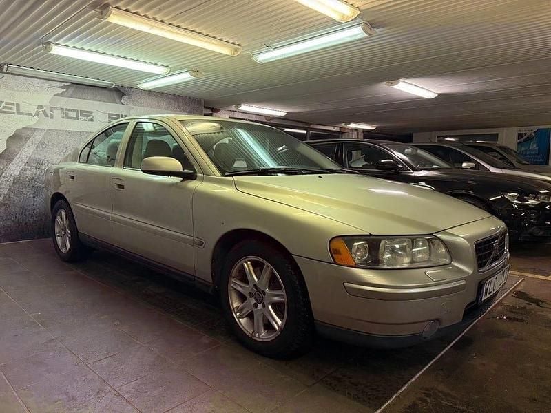 Brun Begagnad 2005 Volvo S60 Kinetic Sedan | 29 900 kr (Marknadspris) - Bild 1/4