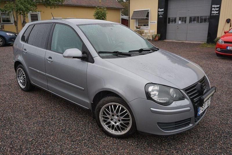 Silver Begagnad 2007 VW Polo Comfortline Halvkombi | 26 900 kr (Marknadspris) - Bild 1/4