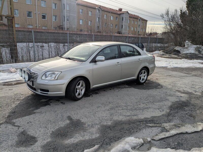 Silver Begagnad 2004 Toyota Avensis Sedan | 27 000 kr (Marknadspris) - Bild 1/4