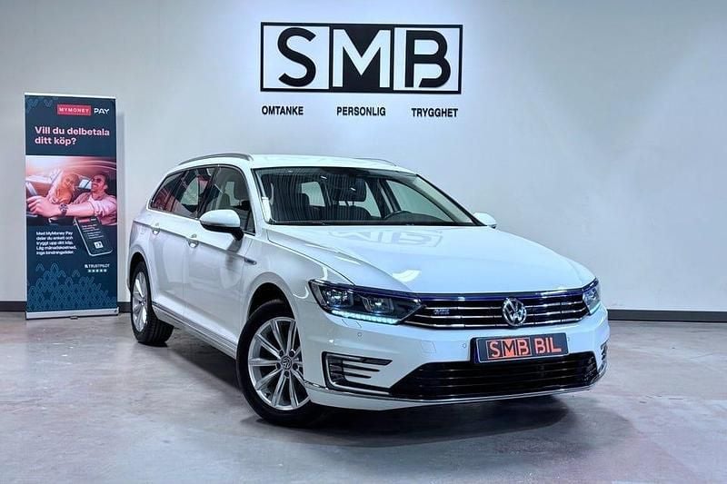 Vit Begagnad 2018 VW Passat GTE Kombi | 159 900 kr (Marknadspris) - Bild 1/4