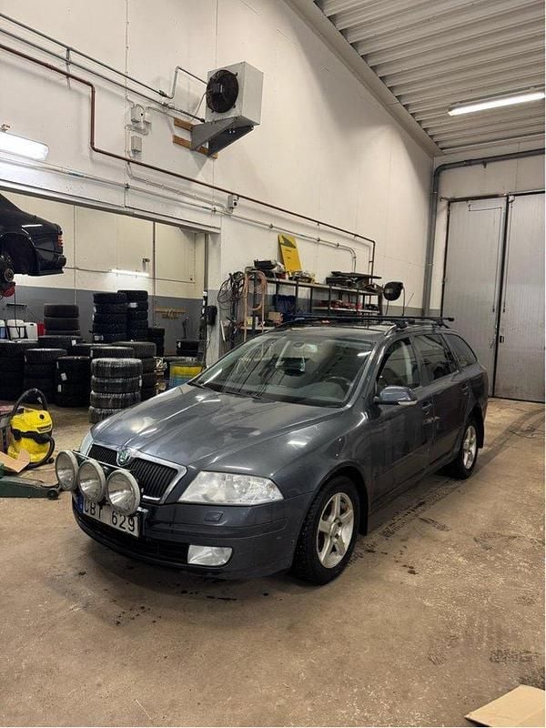 Grå Begagnad 2007 Skoda Octavia Kombi | 20 000 kr - Bild 1/4