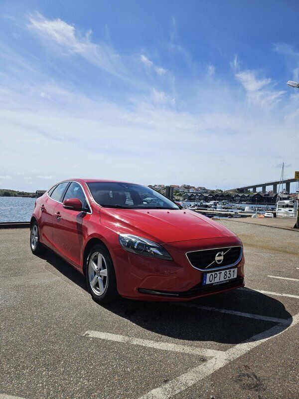 Röd Begagnad 2014 Volvo V40 Momentum Kombi | 109 000 kr (Marknadspris) - Bild 1/4