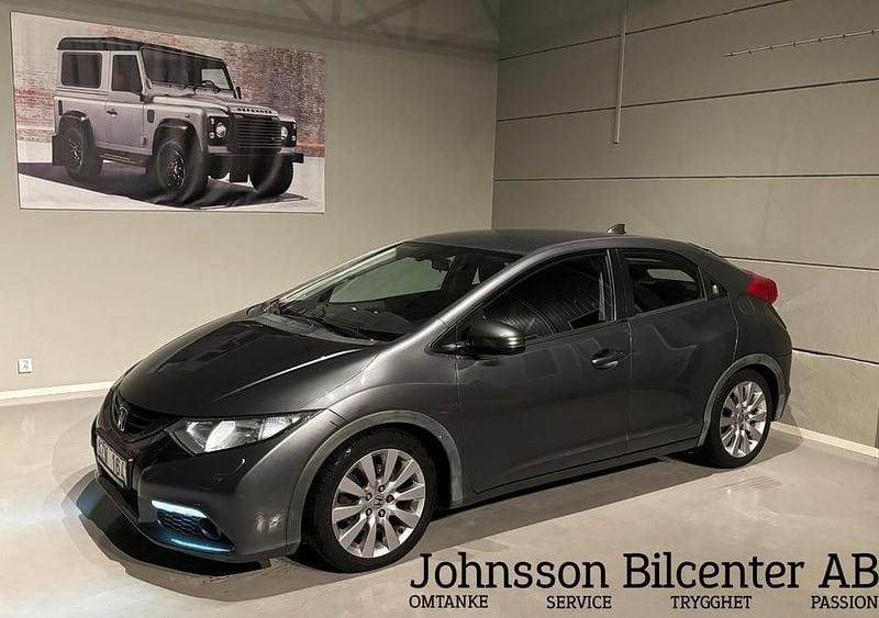 Ljusgrå Begagnad 2013 Honda Civic Sport Halvkombi | 124 900 kr (Marknadspris) - Bild 1/4