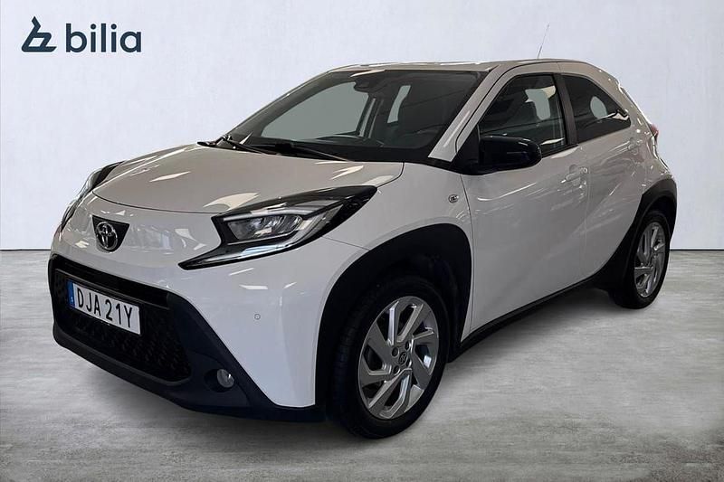 Vit Begagnad 2023 Toyota Aygo Comfort Halvkombi | 159 900 kr (Marknadspris) - Bild 1/3