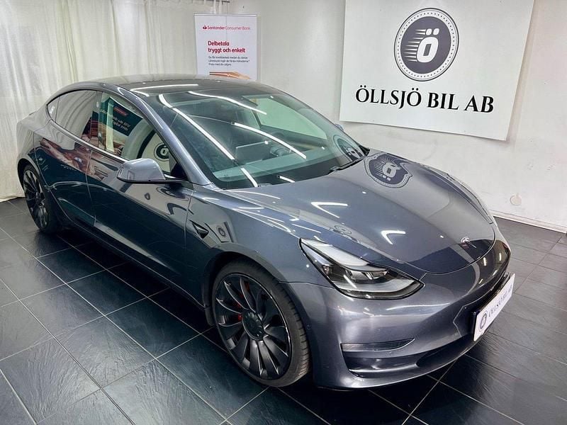 Grå Begagnad 2021 Tesla Model 3 Performance Sedan | 344 900 kr (Marknadspris) - Bild 1/4