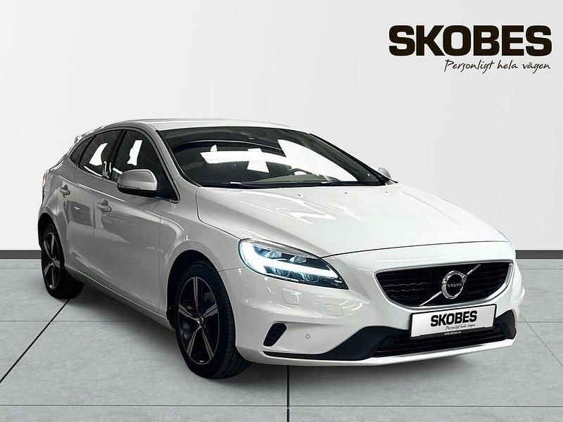 Vit Begagnad 2019 Volvo V40 R-Design Halvkombi | 189 400 kr (Marknadspris) - Bild 1/3