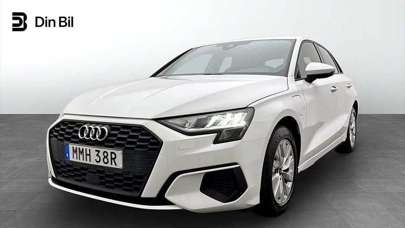 Vit (ibisvit) Begagnad 2023 Audi A3 e-tron Advanced Plus Halvkombi | 309 000 kr (Bra pris) - Bild 1/4