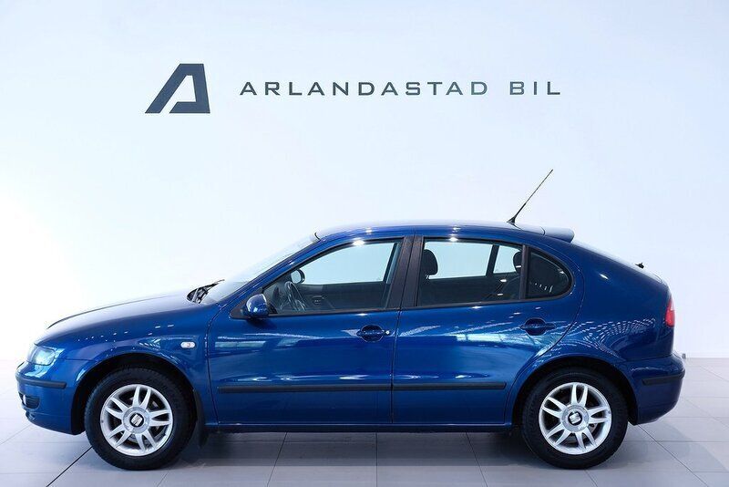Mörkblå Begagnad 2005 Seat Leon Halvkombi | 33 800 kr (Dyr) - Bild 1/4