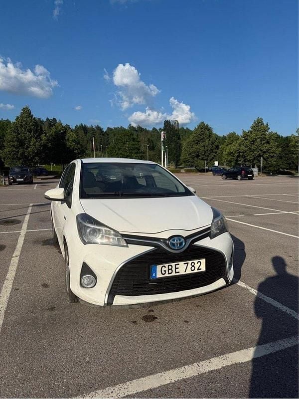 Vit Begagnad 2016 Toyota Yaris Hybrid Active Halvkombi | 93 000 kr (Marknadspris) - Bild 1/4
