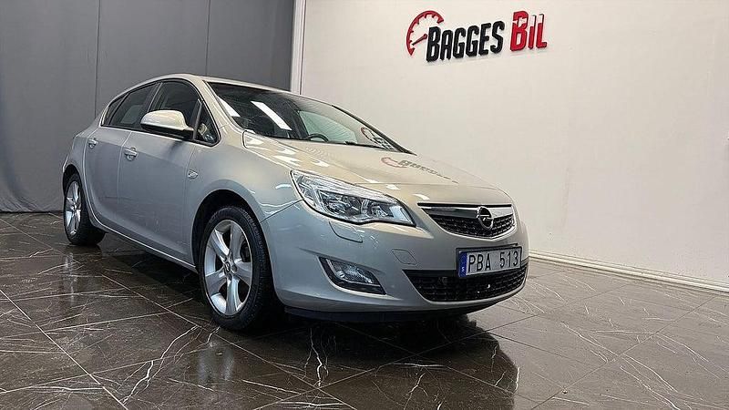 Grå Begagnad 2009 Opel Astra Sedan | 31 000 kr (Marknadspris) - Bild 1/4
