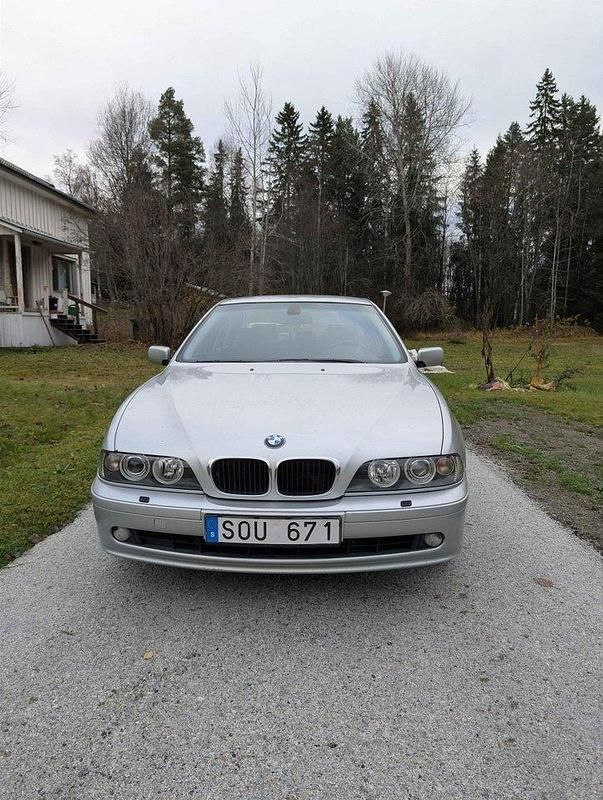 Grå Begagnad 2001 BMW 525 Sedan | 23 000 kr (Superpris) - Bild 1/4