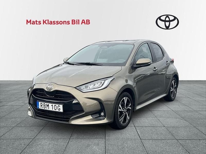 Grön Begagnad 2024 Toyota Yaris Hybrid Halvkombi | 254 000 kr (Marknadspris) - Bild 1/4