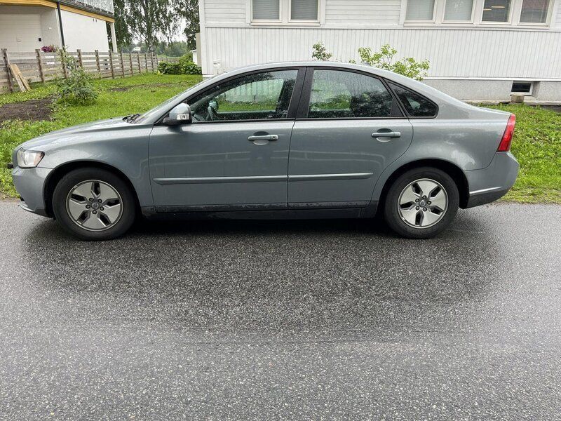 Blå Begagnad 2010 Volvo S40 Kinetic Sedan | 48 000 kr (Marknadspris) - Bild 1/4