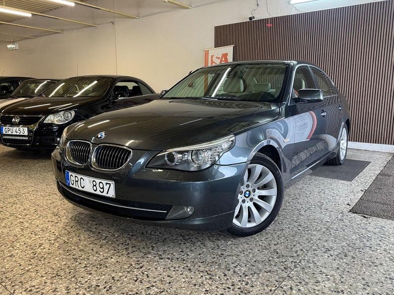 Grå Begagnad 2008 BMW 530 Sedan | 89 900 kr (Marknadspris) - Bild 1/4