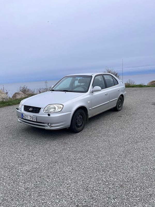 Silver Begagnad 2005 Hyundai Accent Halvkombi | 25 000 kr - Bild 1/4