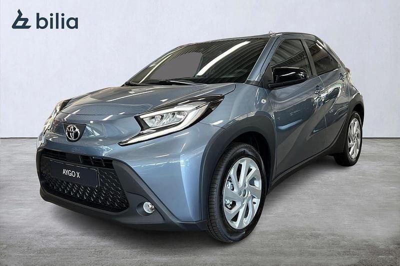 Grå Ny 2025 Toyota Aygo Comfort Halvkombi | 226 800 kr (Marknadspris) - Bild 1/4