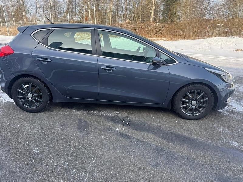 Begagnad Kia Ceed Comfort 128 HK (94 kW) 2013 Blå Halvkombi