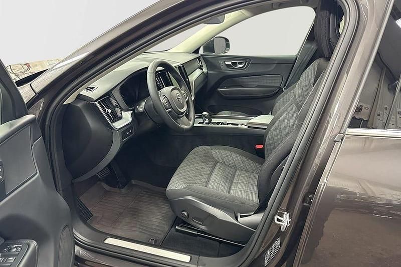 Begagnad Volvo XC60 Core 355 HK (261 kW) 2023 Grå SUV