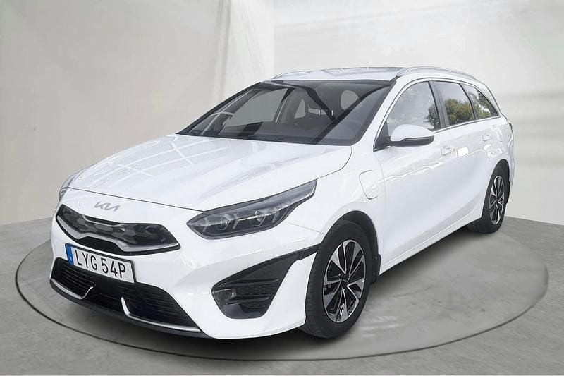 Vit Begagnad 2023 Kia Ceed Advance | 210 000 kr - Bild 1/4