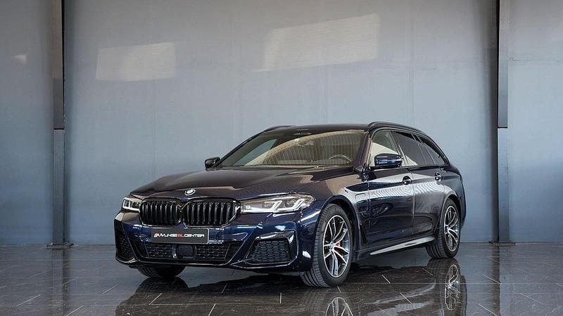Blå Begagnad 2021 BMW 530e M Sport Kombi | 399 900 kr (Dyr) - Bild 1/4