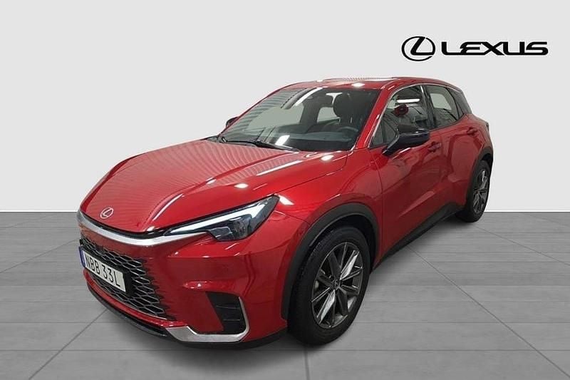 Röd Begagnad 2024 Lexus LBX SUV | 349 900 kr (Marknadspris) - Bild 1/4