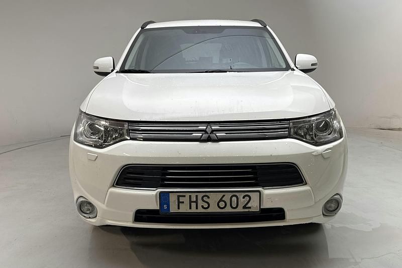 Begagnad Mitsubishi Outlander 121 HK (88 kW) 2014 Vit SUV